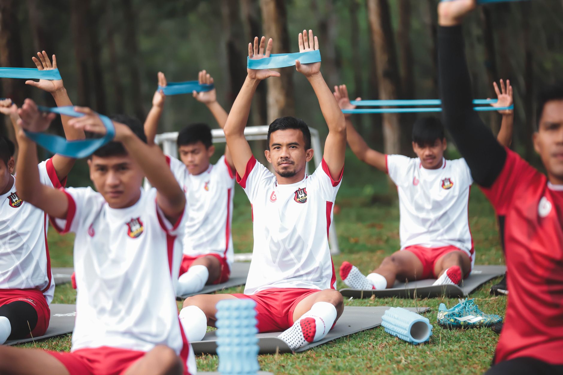 Orang berlari di taman pagi, menampilkan semangat kebugaran dan gaya hidup sehat.