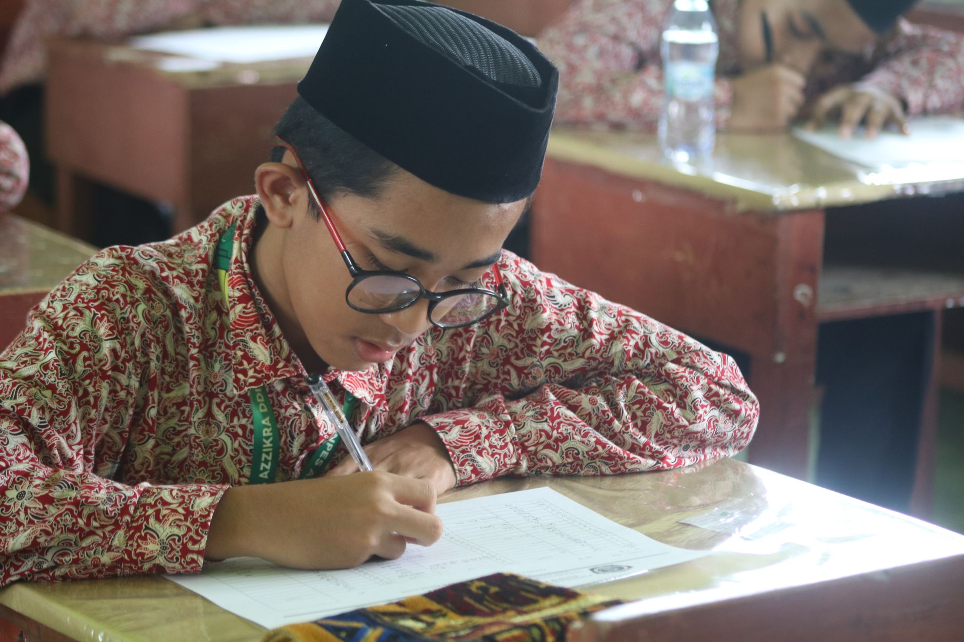 Siswa bersemangat belajar di kelas dengan buku terbuka, menggambarkan semangat pendidikan di era digital