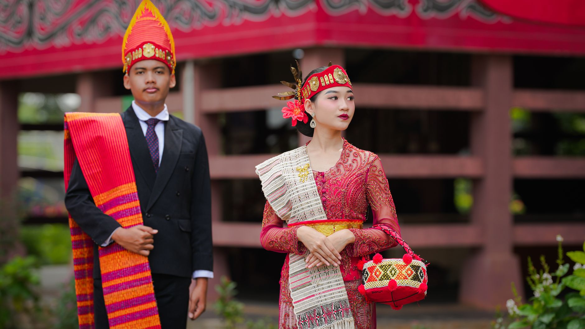 Pemandangan indah menampilkan keunikan budaya dan alam khas daerah pegunungan di Indonesia