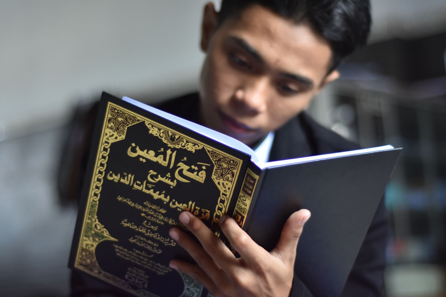 Ilustrasi tim pengacara berdiskusi kasus kriminal dengan latar buku hukum dan timbangan keadilan