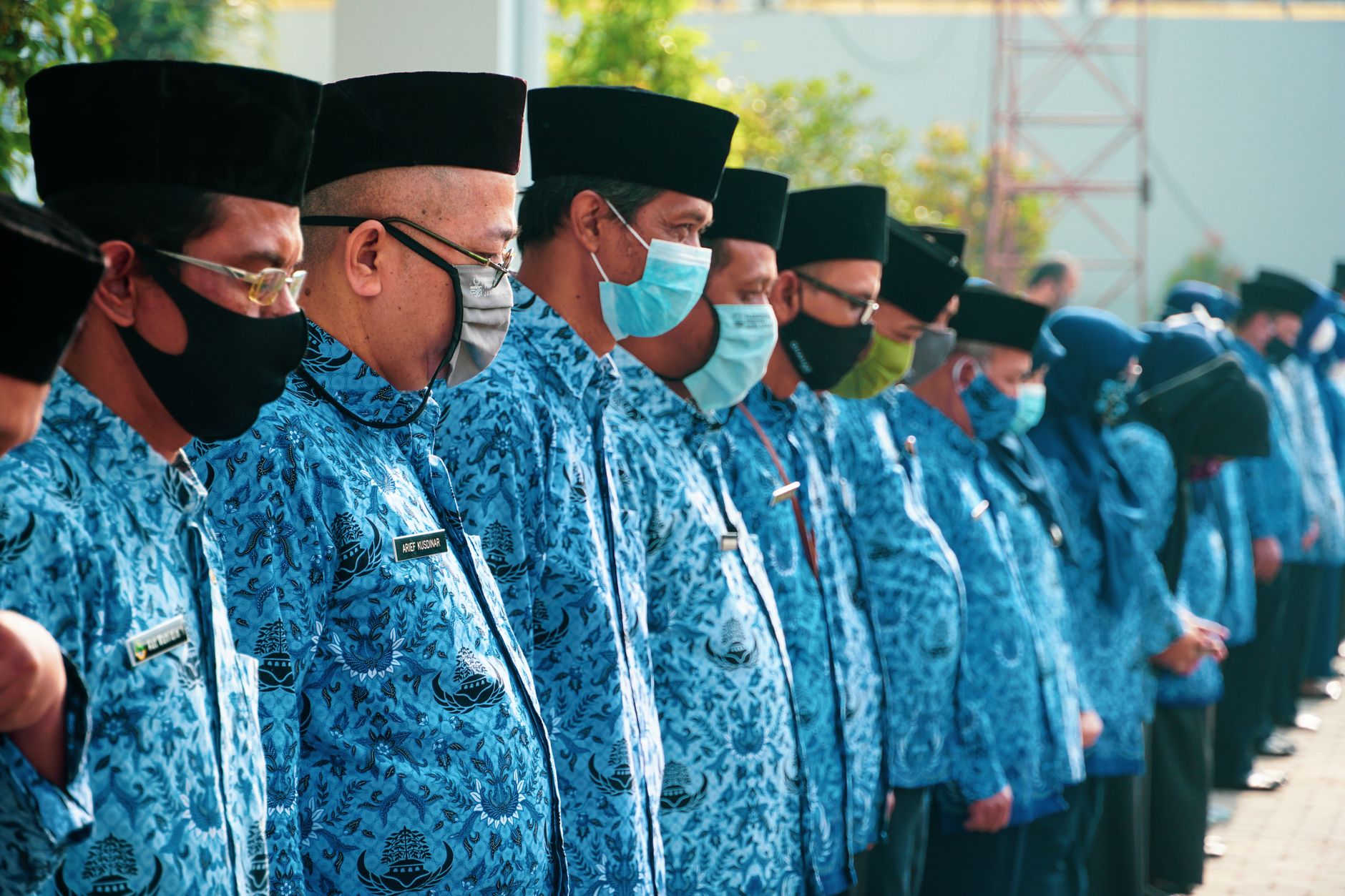 Gedung pemerintahan modern dengan bendera Indonesia, melambangkan kepemimpinan dan pelayanan publik