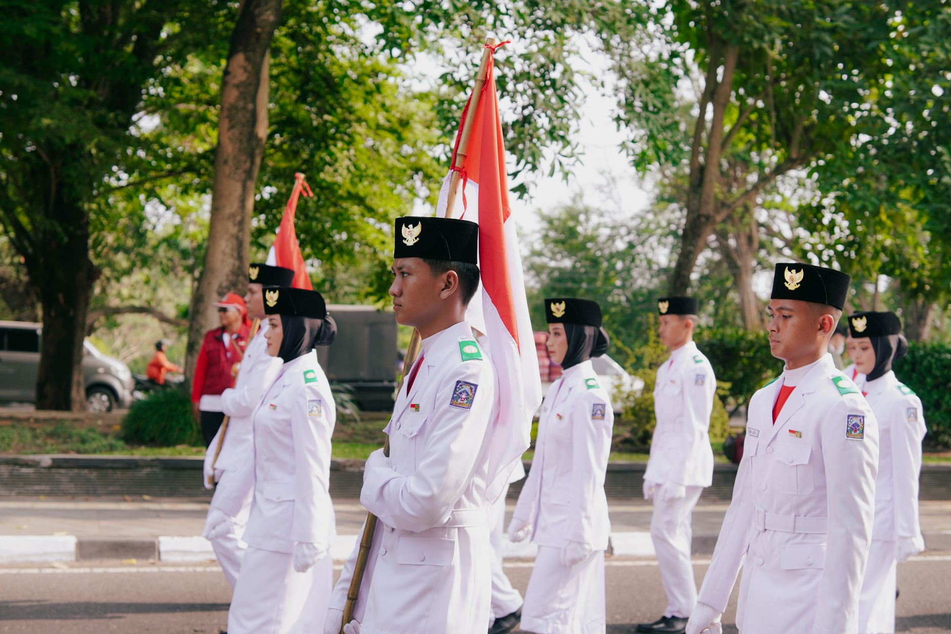 Ilustrasi bendera nasional Indonesia berkibar di atas gedung pemerintah sebagai simbol kebanggaan negara.