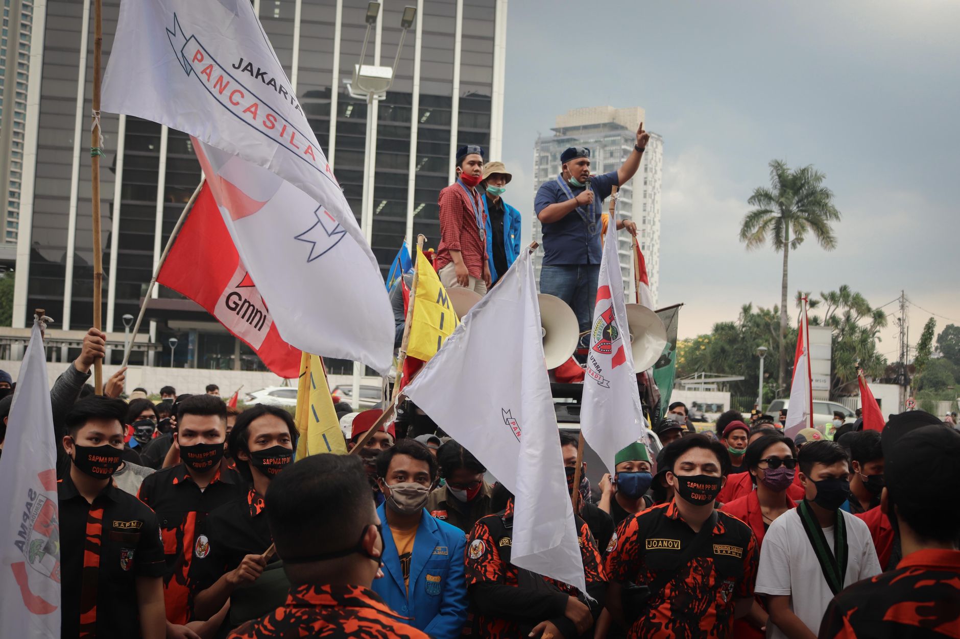 Pemandangan alam menakjubkan di daerah pegunungan dengan sawah hijau dan langit biru cerah
