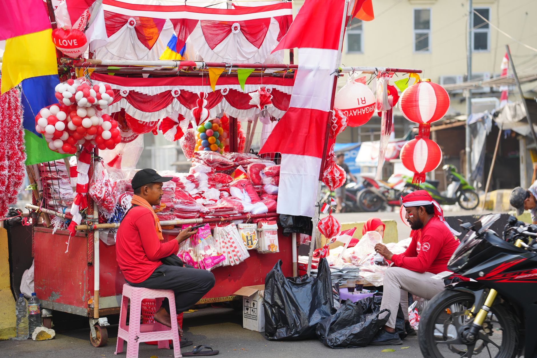 Pemandangan indah menampilkan keunikan budaya dan alam di daerah tersebut, menyoroti keindahan lokal.